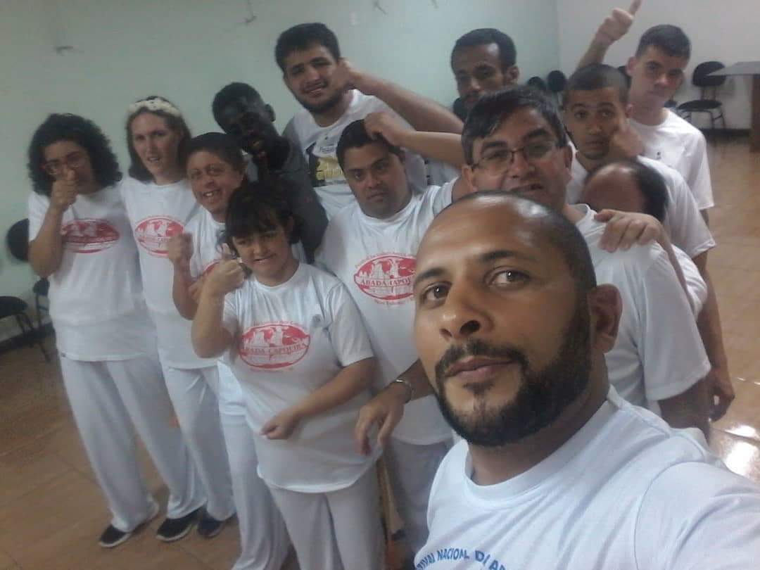 Atendidos jogando capoeira na Pestalozzi Nova Friburgo.