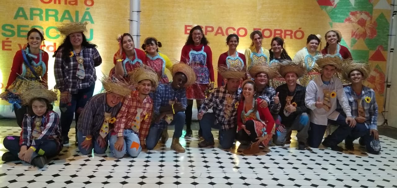 Foto dos alunos da Pestalozzi no SESC